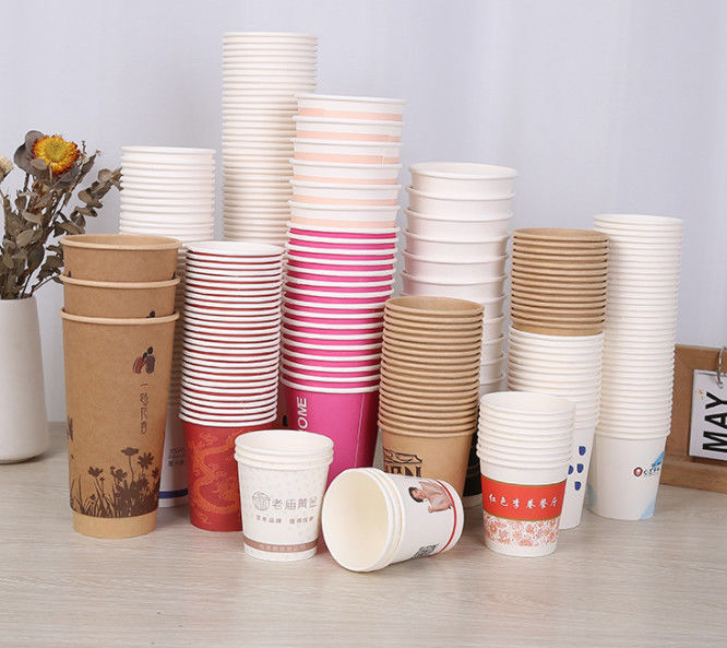 Os copos de papel descartáveis forram os copos de café por atacado com bom preço